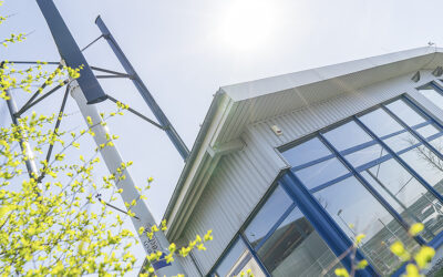 Windturbinen im Kleinformat: Bei Blechtechnik Hall treibt Wind zwei Kraftwerke an