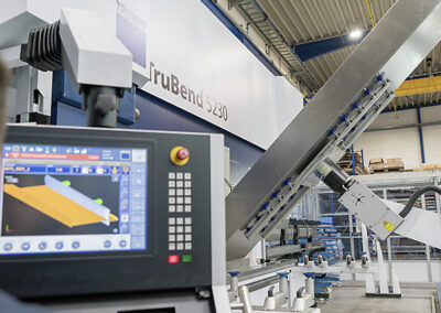 Mitarbeiter an Abkantroboter