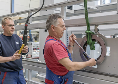 Mitarbeiter bei der Montage