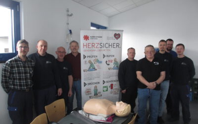 Sicherheit im Ernstfall: Mitarbeiter im Umgang mit Defibrillator geschult