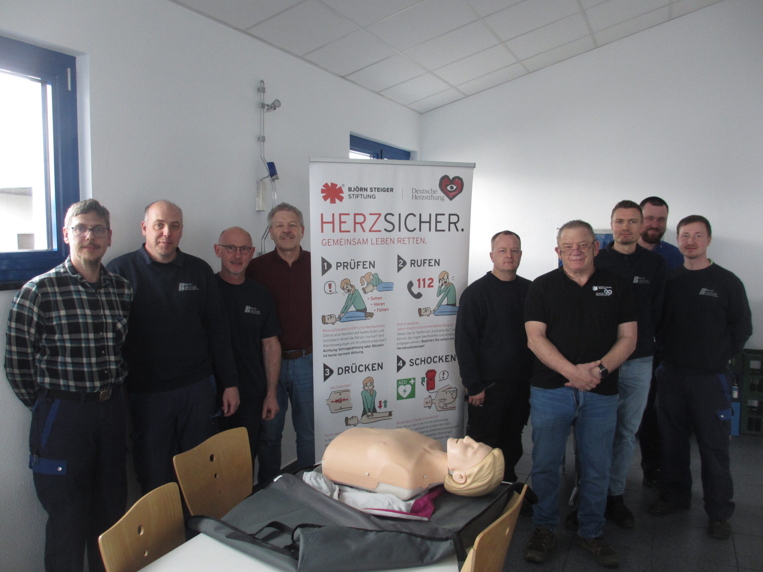 Sicherheit im Ernstfall: Mitarbeiter im Umgang mit Defibrillator geschult